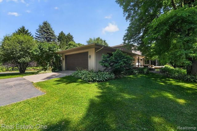 6039 Fish Lake Road, Holly, MI 48442