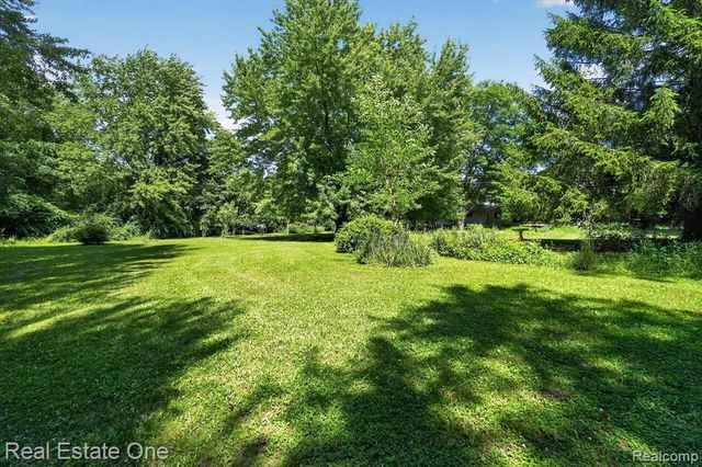 6039 Fish Lake Road, Holly, MI 48442