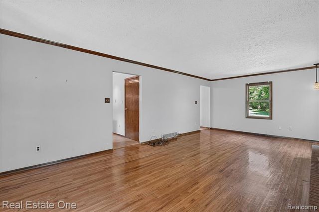 6039 Fish Lake Road, Holly, MI 48442
