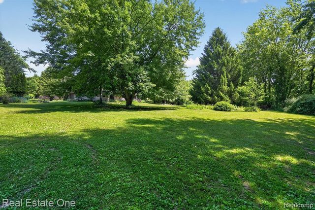 6039 Fish Lake Road, Holly, MI 48442