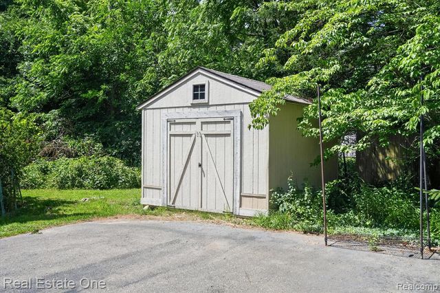 6039 Fish Lake Road, Holly, MI 48442