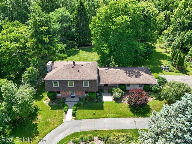 6039 Fish Lake Road, Holly, MI 48442