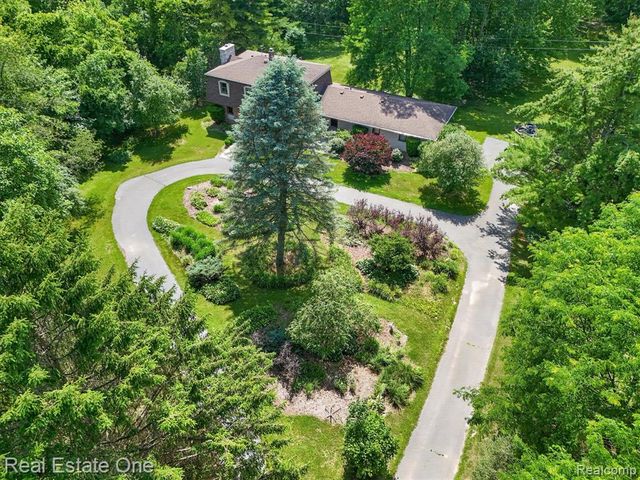 6039 Fish Lake Road, Holly, MI 48442