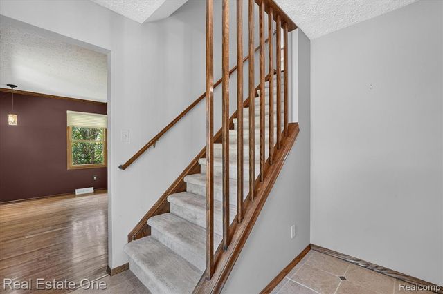 6039 Fish Lake Road, Holly, MI 48442