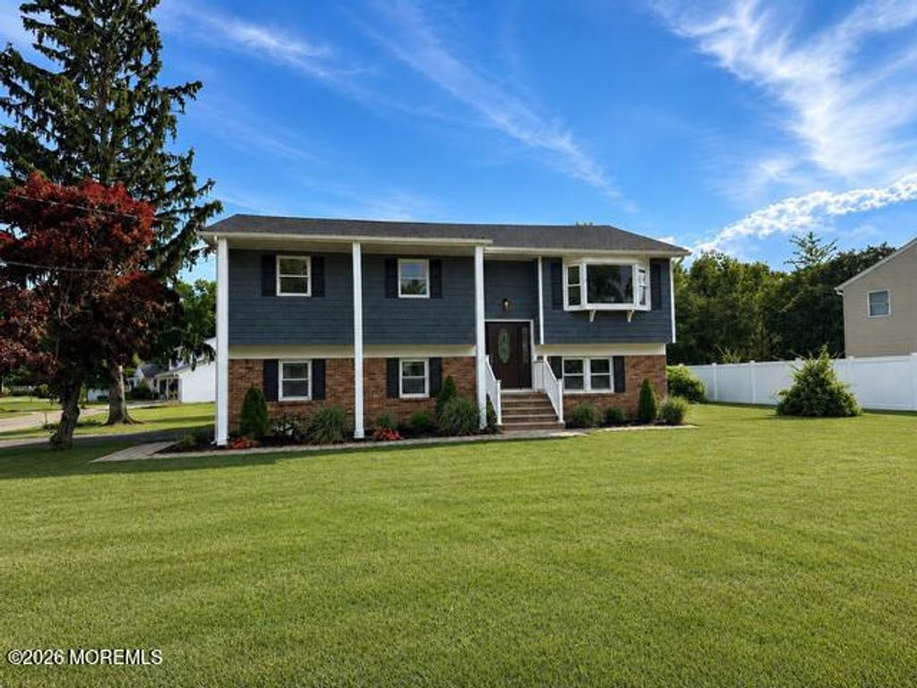 104 Sunset Court, Middletown, NJ 07748