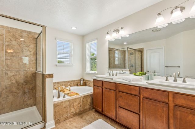 11470 GLENLAUREL OAKS Circle, Jacksonville, FL 32257