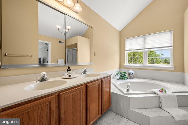 1 FAIRWIND LN, Exton, PA 19341