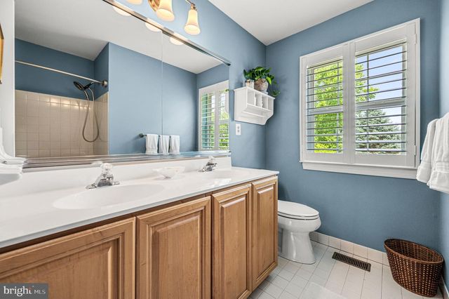 1 FAIRWIND LN, Exton, PA 19341