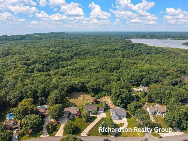 18657 Sioux Drive, Spring Lake, MI 49456