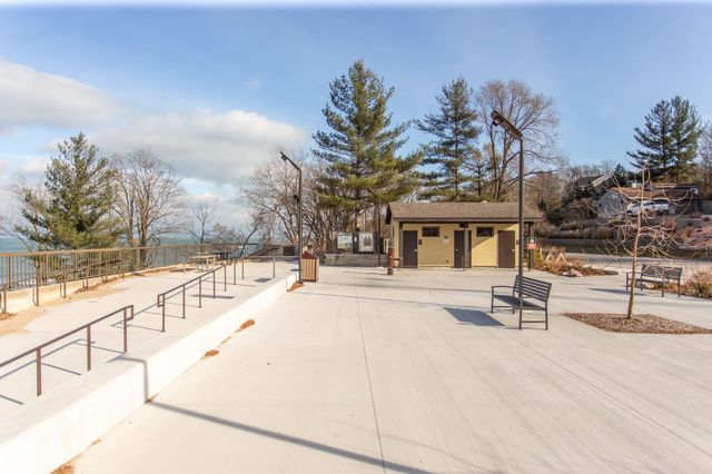 12 S Broadway, Beverly Shores, IN 46301