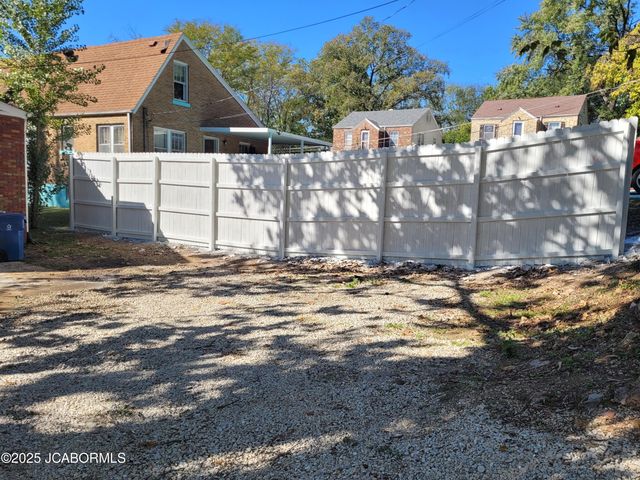 1403 E MCCARTY STREET, Jefferson City, MO 65101