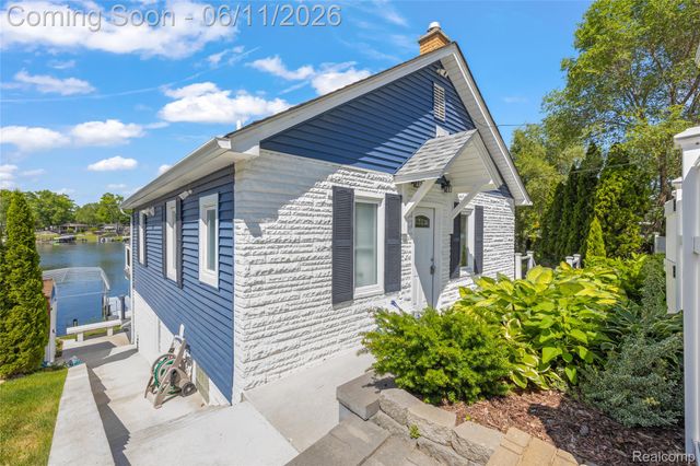 4661 Sashabaw Road, Waterford Charter Township, MI 48329