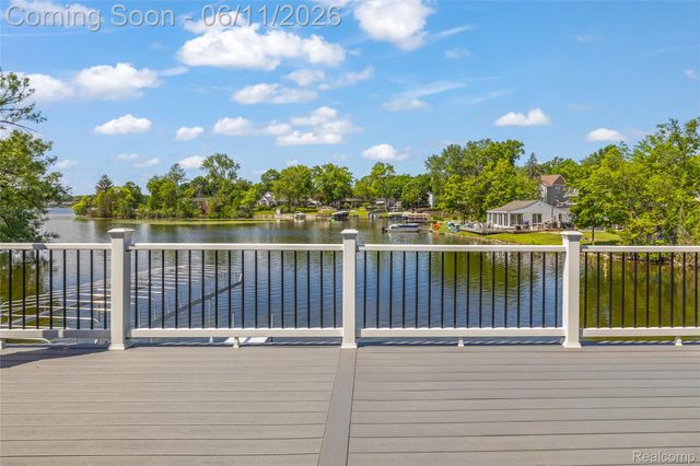 4661 Sashabaw Road, Waterford Charter Township, MI 48329