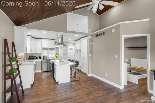4661 Sashabaw Road, Waterford Charter Township, MI 48329