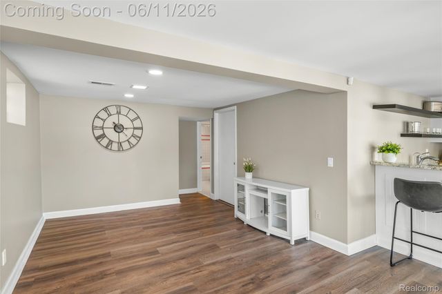 4661 Sashabaw Road, Waterford Charter Township, MI 48329