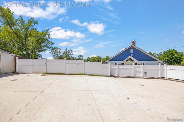 4661 Sashabaw Road, Waterford Charter Township, MI 48329