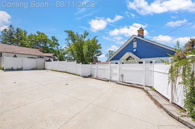 4661 Sashabaw Road, Waterford Charter Township, MI 48329