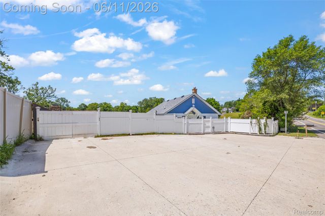 4661 Sashabaw Road, Waterford Charter Township, MI 48329