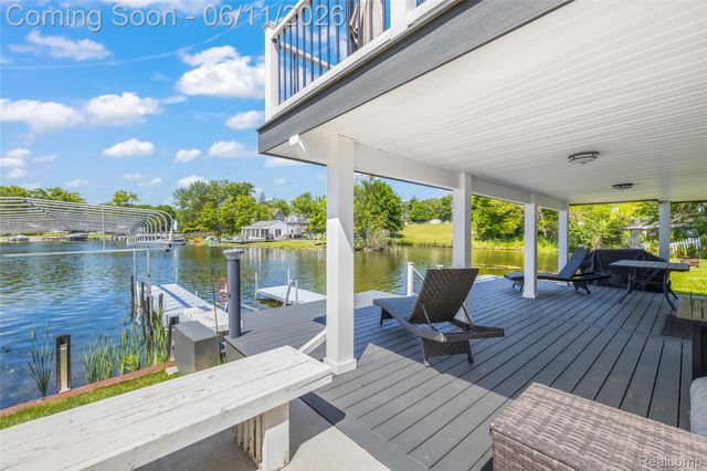 4661 Sashabaw Road, Waterford Charter Township, MI 48329