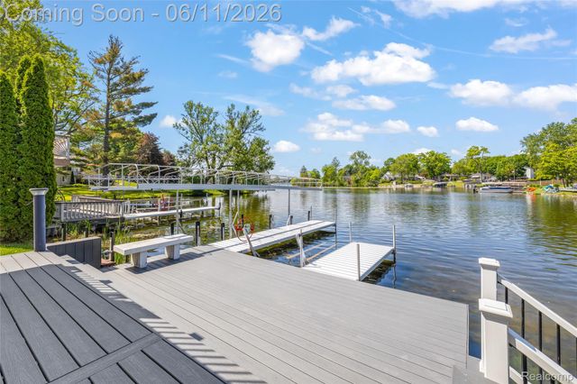 4661 Sashabaw Road, Waterford Charter Township, MI 48329