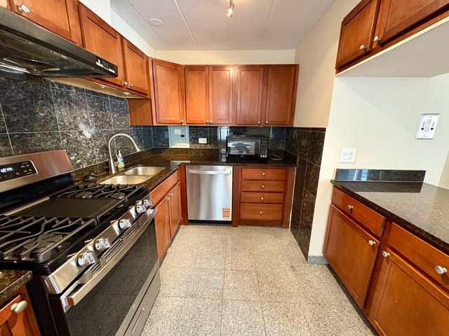 2115 W Farwell Avenue 202, Chicago, IL 60645