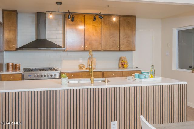 3405 VOLCANIC Avenue, El Paso, TX 79904