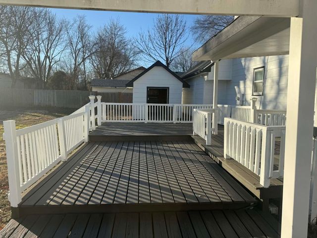 354 Apple Ln, Haysville, KS 67060