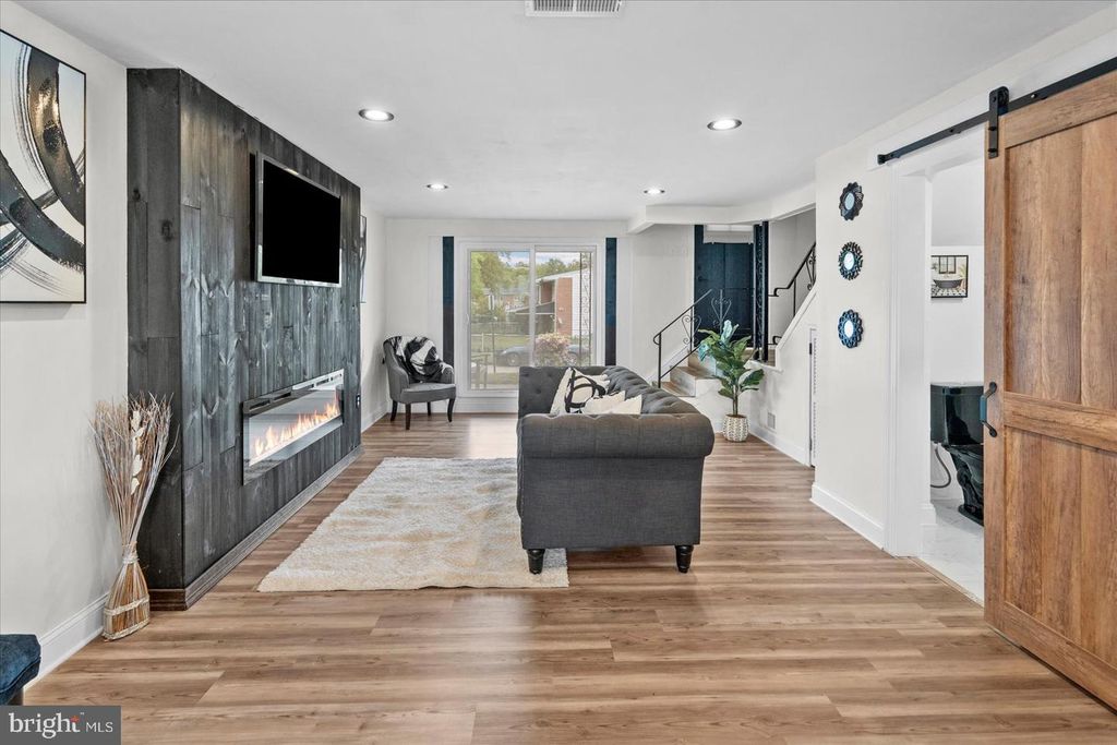 Image 9 of property listing at 4800 MIDLINE RD, Baltimore, MD 21206