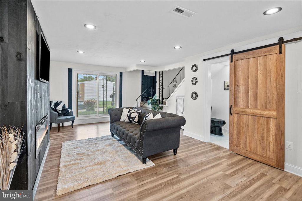 Image 16 of property listing at 4800 MIDLINE RD, Baltimore, MD 21206