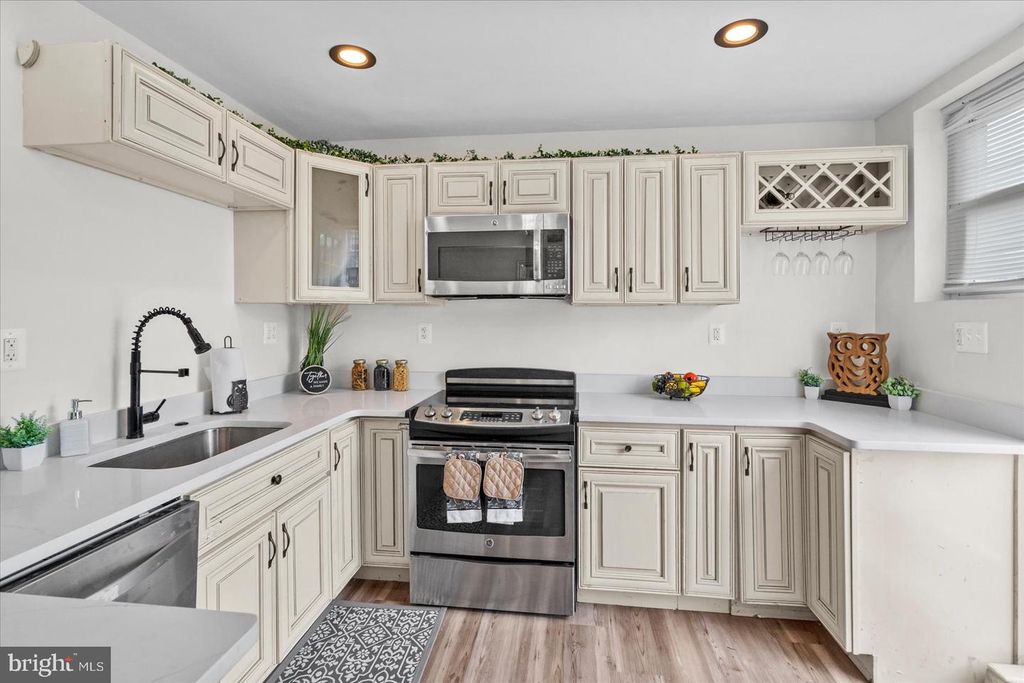 Image 20 of property listing at 4800 MIDLINE RD, Baltimore, MD 21206