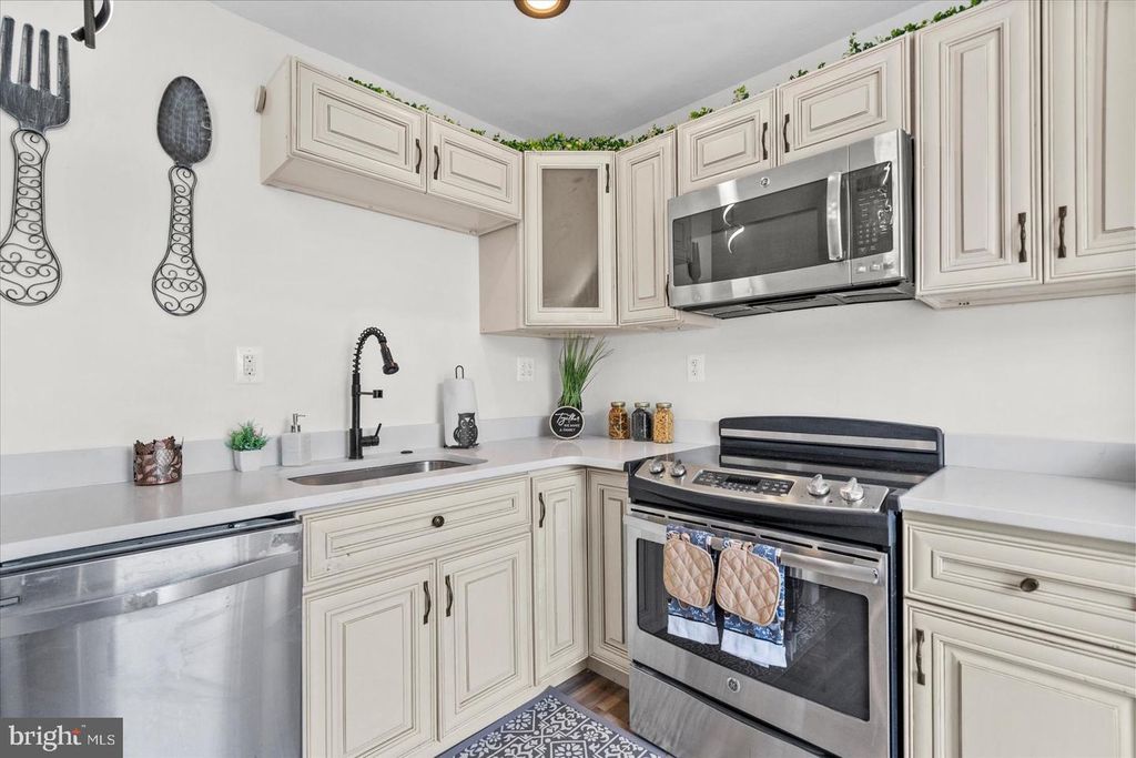 Image 21 of property listing at 4800 MIDLINE RD, Baltimore, MD 21206