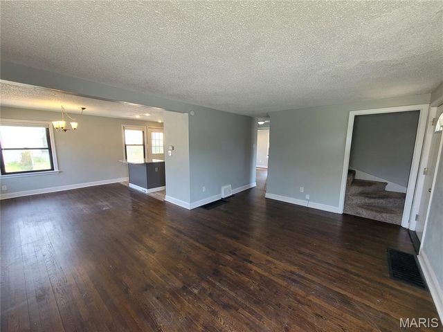 8687 Belhaven Drive, St John, MO 63114