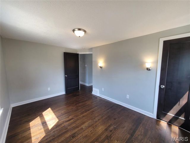 8687 Belhaven Drive, St John, MO 63114