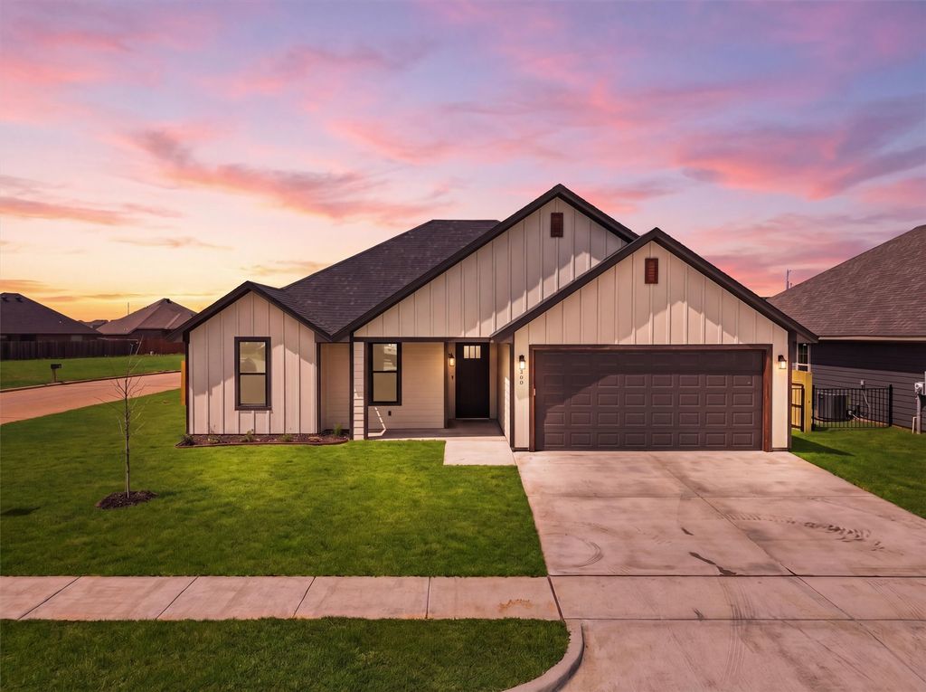 948 Huckleberry Lane, Tolar, TX 76476