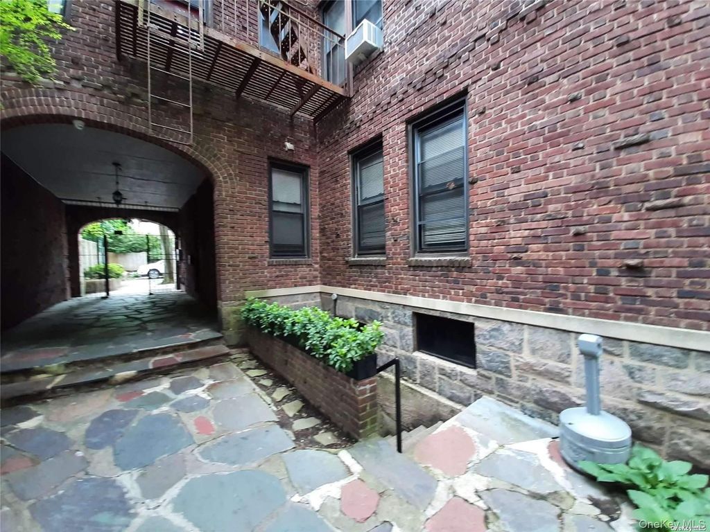 1 Hillside Avenue 1A, Great Neck, NY 11021