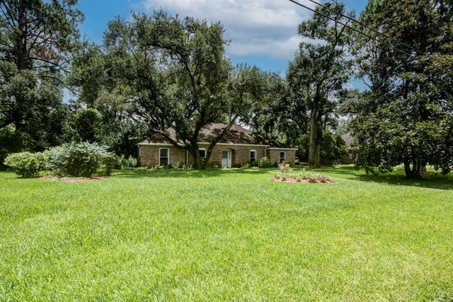 205 Hillcrest Drive, Alvin, TX 77511