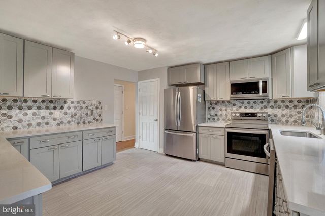 6043 WOODS RD, Stewartstown, PA 17363
