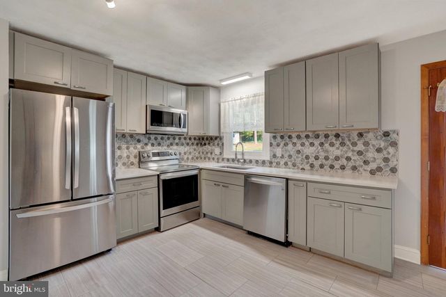 6043 WOODS RD, Stewartstown, PA 17363
