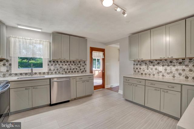 6043 WOODS RD, Stewartstown, PA 17363