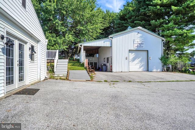 6043 WOODS RD, Stewartstown, PA 17363