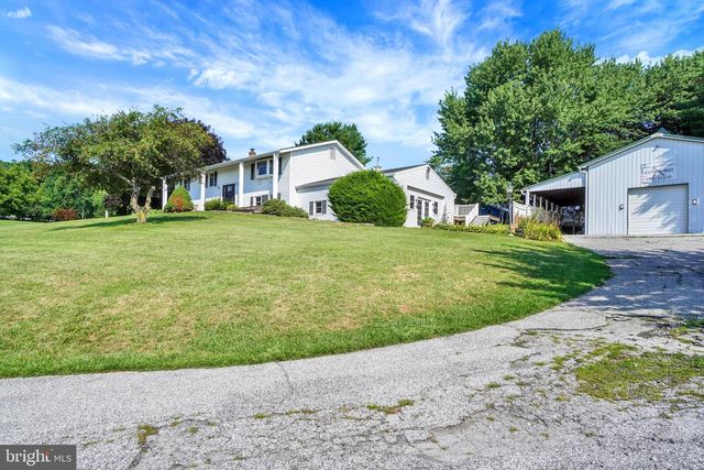 6043 WOODS RD, Stewartstown, PA 17363