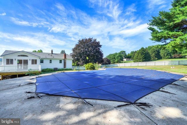 6043 WOODS RD, Stewartstown, PA 17363
