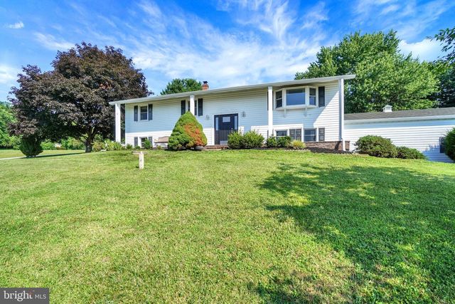 6043 WOODS RD, Stewartstown, PA 17363