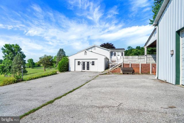 6043 WOODS RD, Stewartstown, PA 17363
