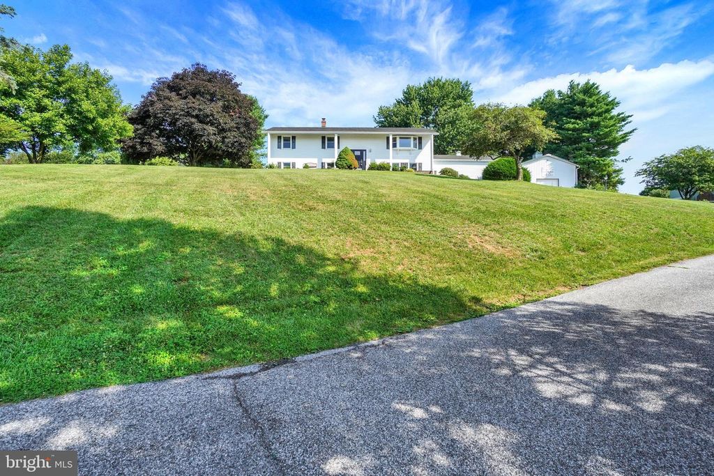 6043 WOODS RD, Stewartstown, PA 17363