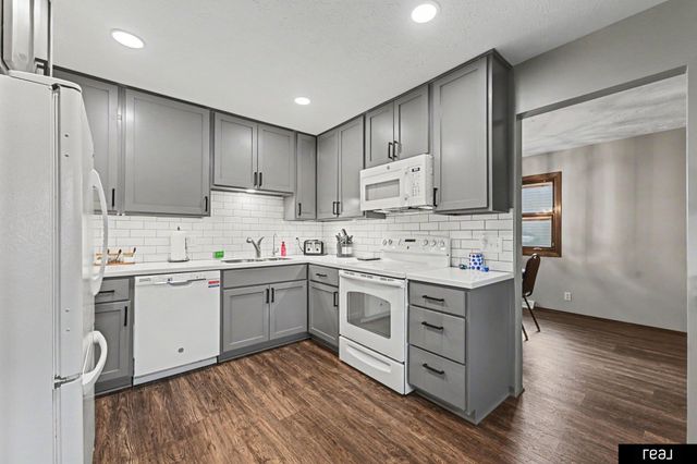 10621 N Street, Omaha, NE 68127