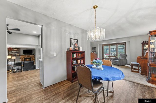 10621 N Street, Omaha, NE 68127