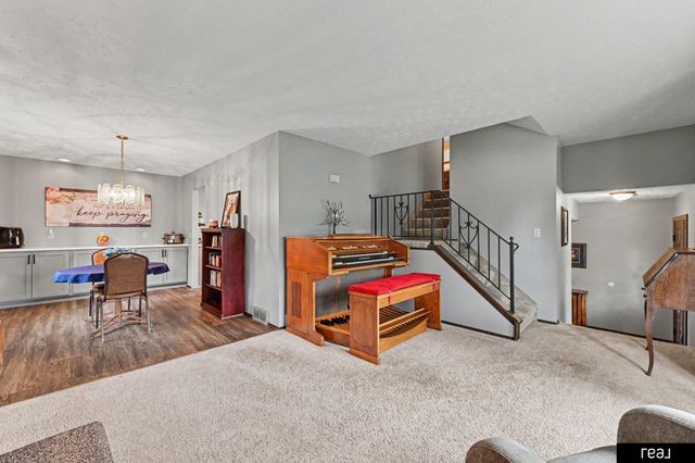 10621 N Street, Omaha, NE 68127
