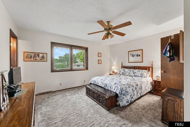 10621 N Street, Omaha, NE 68127