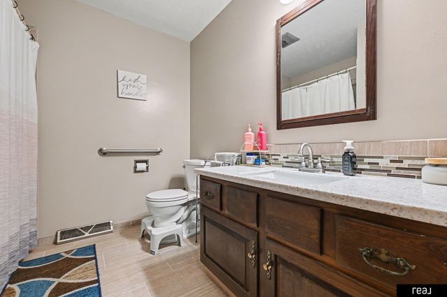 10621 N Street, Omaha, NE 68127
